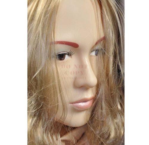 Antonya Vidra guminő felhúzott lábakkal